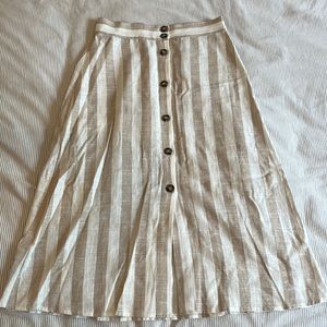 Linen MIDI skirt with buttons